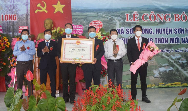 Trao bằng công nhân xã Sơn Long, huyện Sơn Hòa đạt chuẩn nông thôn mới năm 2020.