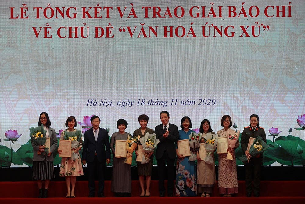 Trao giải tập thể cho 8 cơ quan báo chí tích cực tham gia và đạt nhiều giải. Ảnh: Lê Anh Dũng.