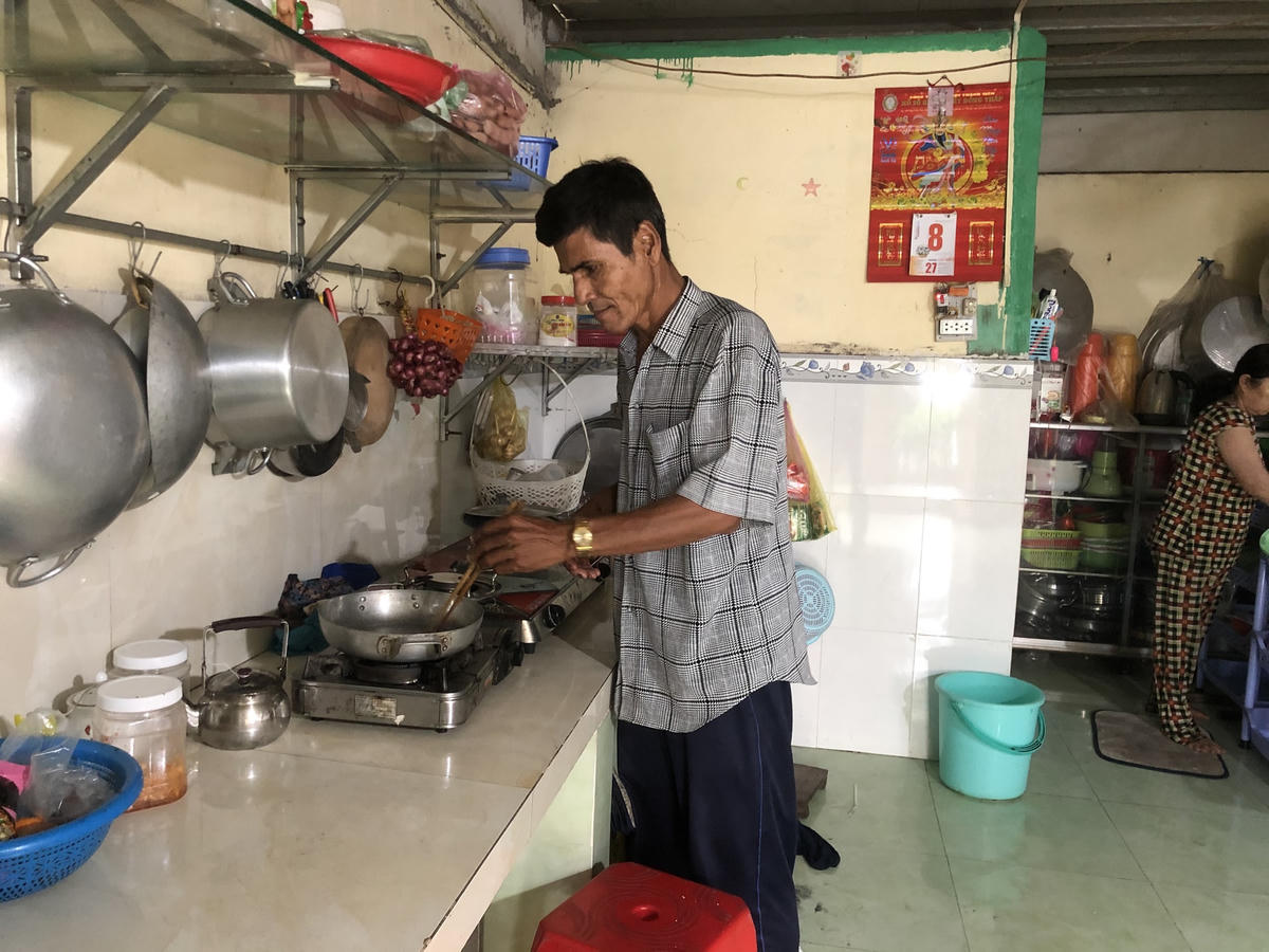 Hàng ngày, sau khi đi nhặt ve chai về, ông Long còn phụ vợ làm việc nhà.