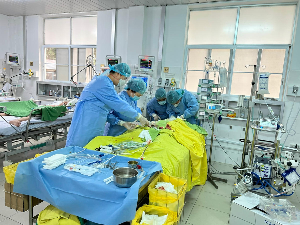 Các bác sĩ bệnh viện can thiệp điều trị cho bệnh bệnh nhân.