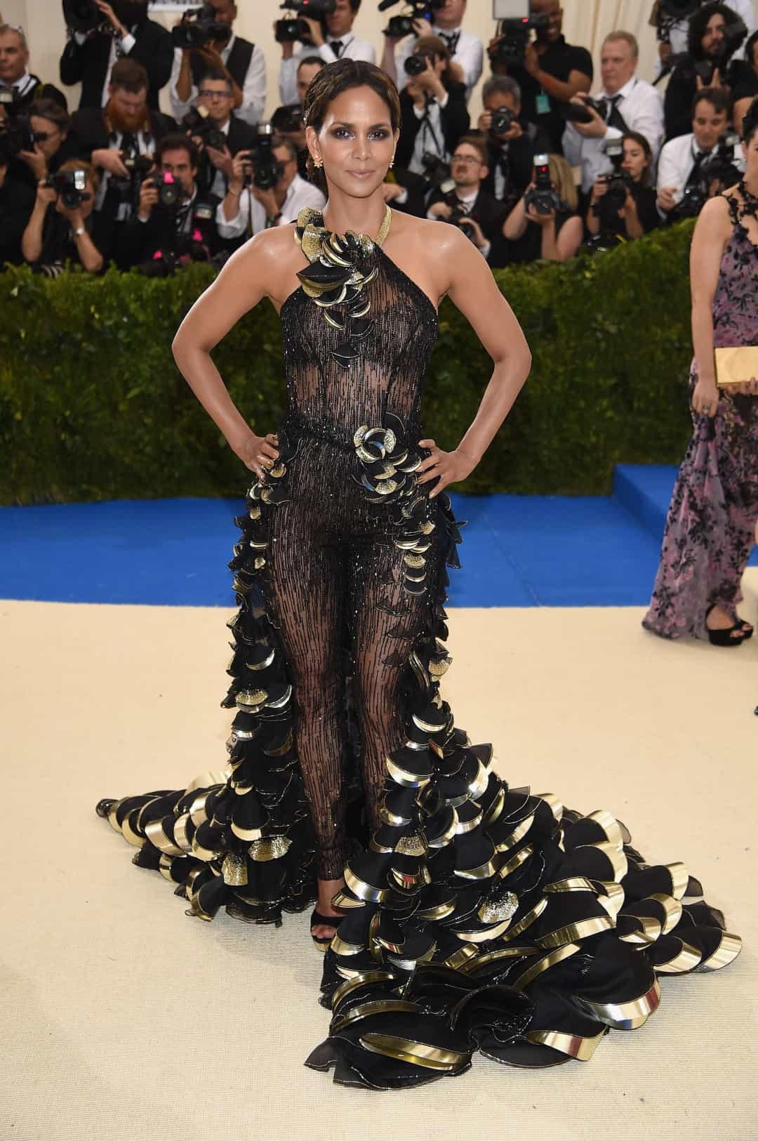 Halle Berry tỏa sáng tại MET Gala 2017 trong chiếc váy tuyệt đẹp của Donatella Versace.  