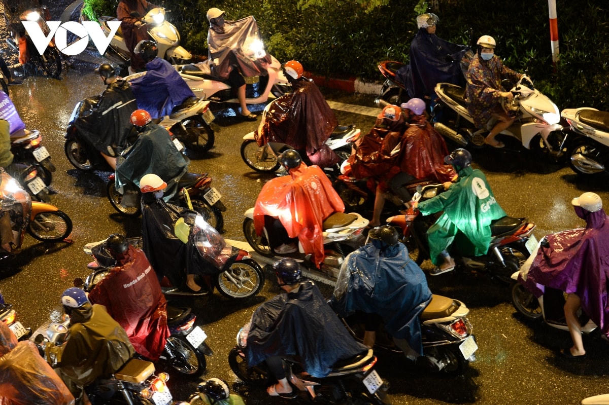 [ẢNH] Đường phố Thủ đô Hà Nội 'tắc như nêm' vào giờ tan tầm