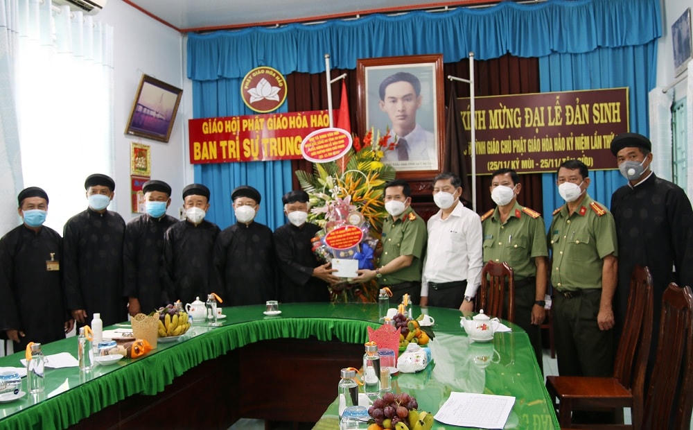Đại tá Đinh Văn Nơi, Giám đốc Công an tỉnh cùng Đoàn công tác Công an tỉnh tặng hoa chúc mừng Đại lễ Đản sinh Đức Huỳnh giáo chủ PGHH.