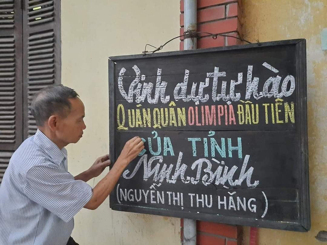 Người dân Ninh Bình hân hoan trước chiến thắng của học sinh tỉnh nhà.