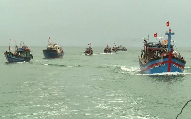 Tàu thuyền nhanh chóng vào bờ tìm nơi tránh trú an toàn.