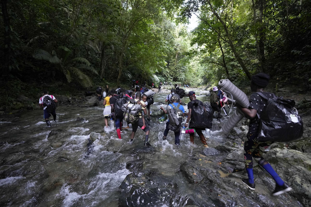Dòng người di cư băng qua rừng rậm Darien Gap để tới Mỹ hoặc Canada. Ảnh: AP.