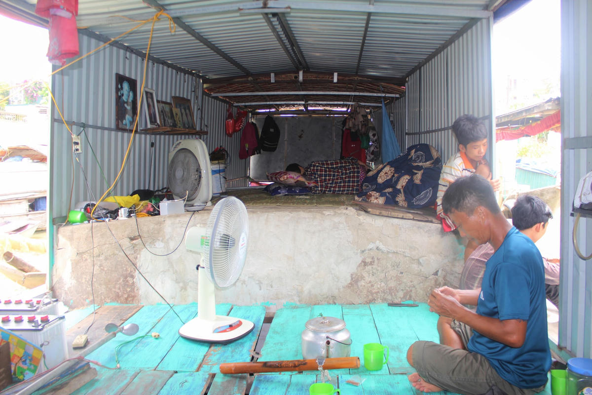 Gia đình anh Thắng được xem là “có điều kiện” khi có tới 2 chiếc quạt trên thuyền