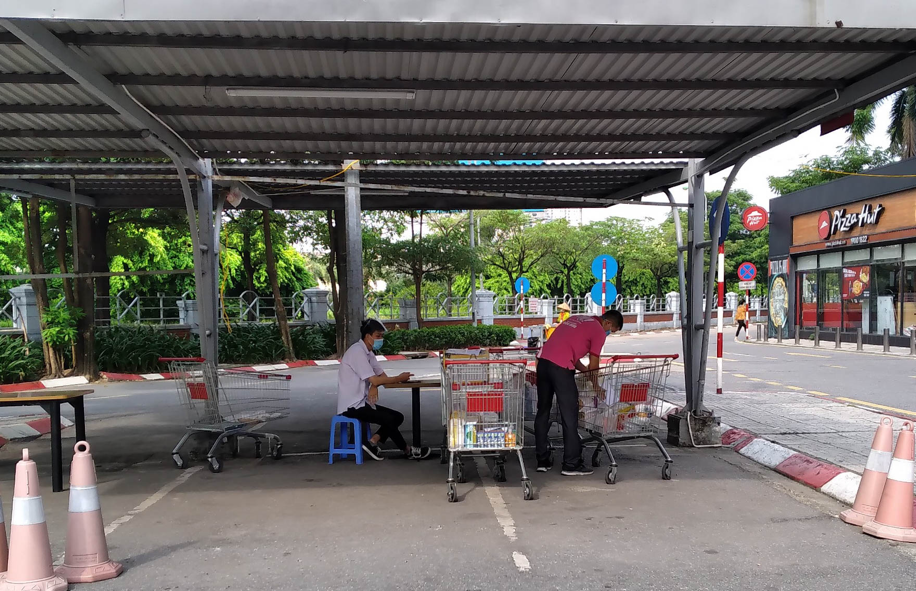 Trong vòng 30 phút chỉ có một nhân viên giao hàng kiểm tra lại đồ được đặt từ trước đó