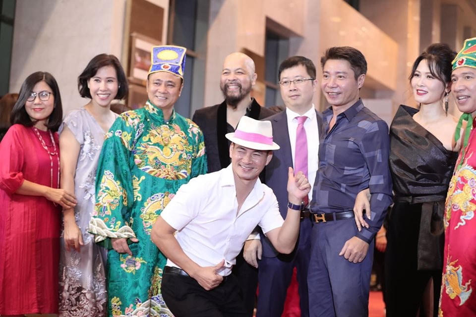 Các nghệ sĩ hồ hởi trước giờ trao giải thưởng. 