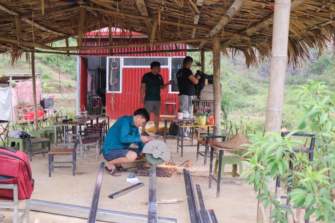 Anh Nông Minh Nghĩa và nhóm bạn luôn đầu tư cải tiến, sửa sang lại trang trại Boong Farm, đồng thời tạo công việc thời vụ cho người dân nơi đây. Ảnh: NVCC.