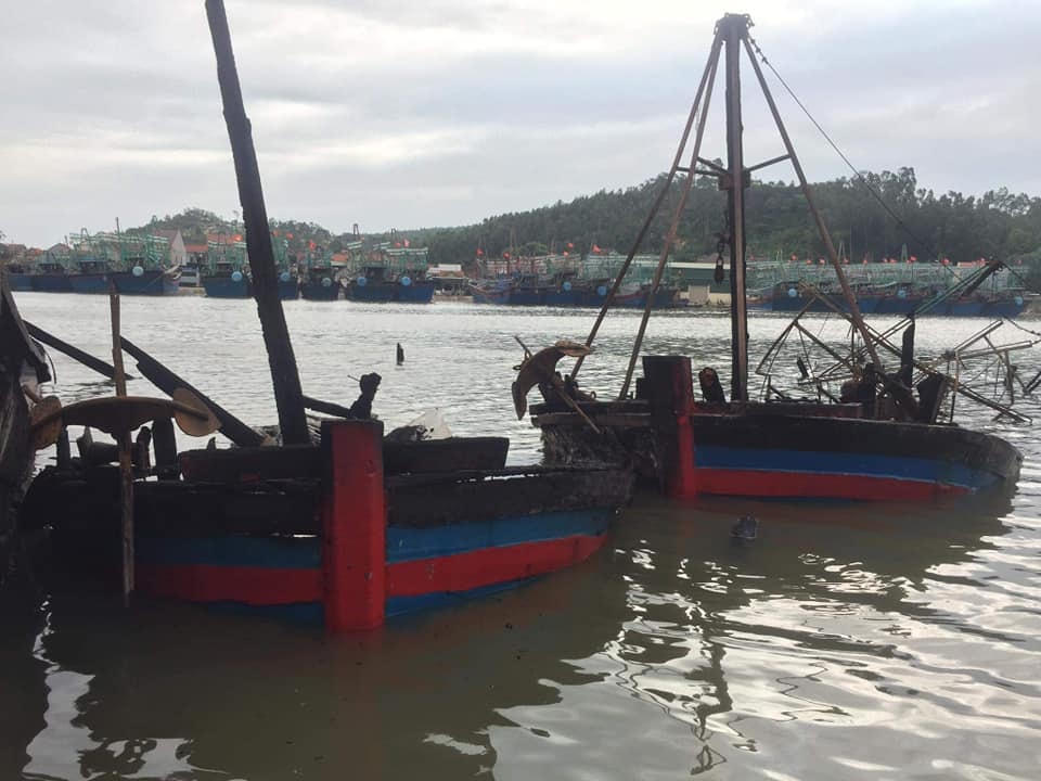 Bốn tàu cá vẫn bị "bà hỏa" thiêu rụi.