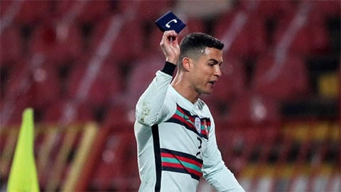 Ronaldo nổi giận đùng đùng ném băng thủ quân