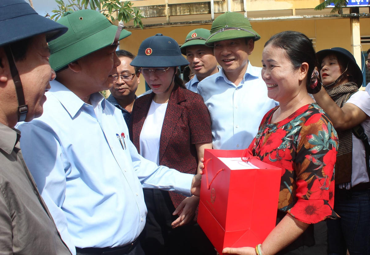 Thủ tướng Nguyễn Xuân Phúc thăm hỏi, tặng quà Trường THCS thị trấn Châu Ổ.