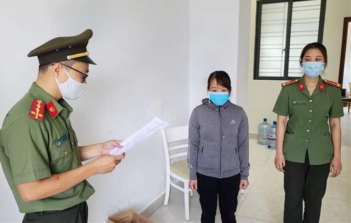 Cơ quan chức năng tống đạt các quyết định khởi tố, bắt tạm giam đối với Nguyễn Thị Kim Anh.