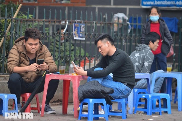 Một quán trà đá khác trên đường Trần Kim Xuyến, nhiều người chủ quan không đeo khẩu trang phòng dịch.  