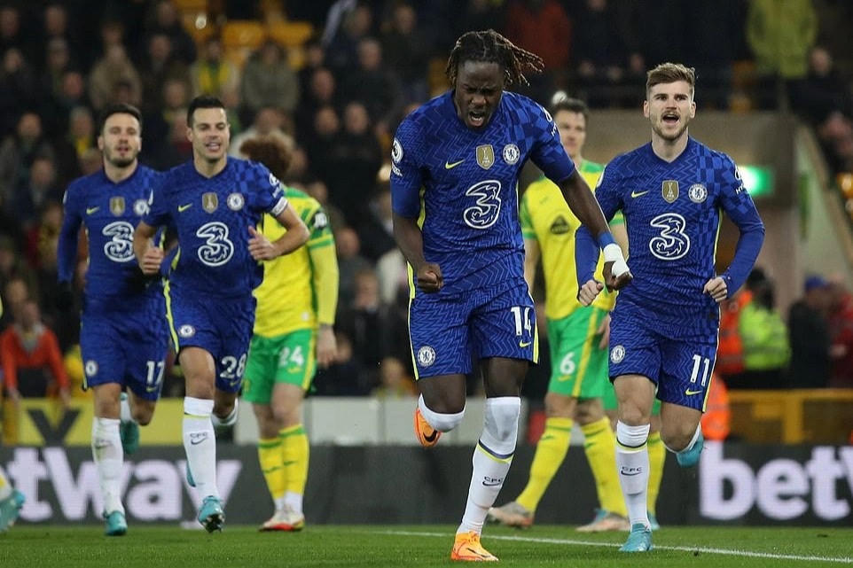 Trevoh Chalobah ăn mừng sau bàn mở tỉ số ở phút thứ ba.