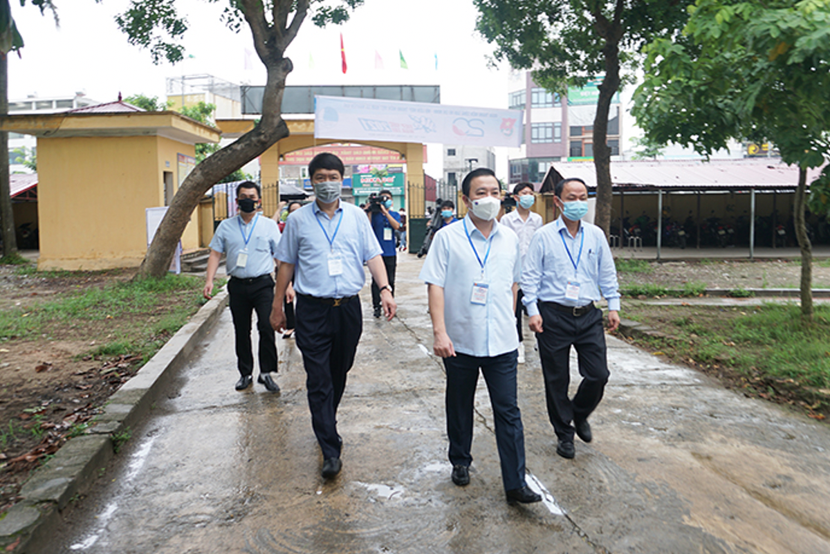 Đoàn công tác trực tiếp kiểm tra tại điểm thi trường THCS Nguyên Khê (huyện Đông Anh).