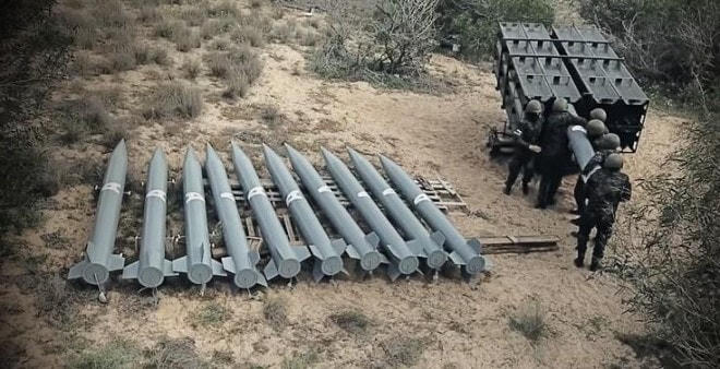 Các quả đạn được gọi là A-120 của Hamas được đưa vào các bệ phóng tự chế tấn công nhằm mục đích xuyên thủng Vòm sắt của Israel.