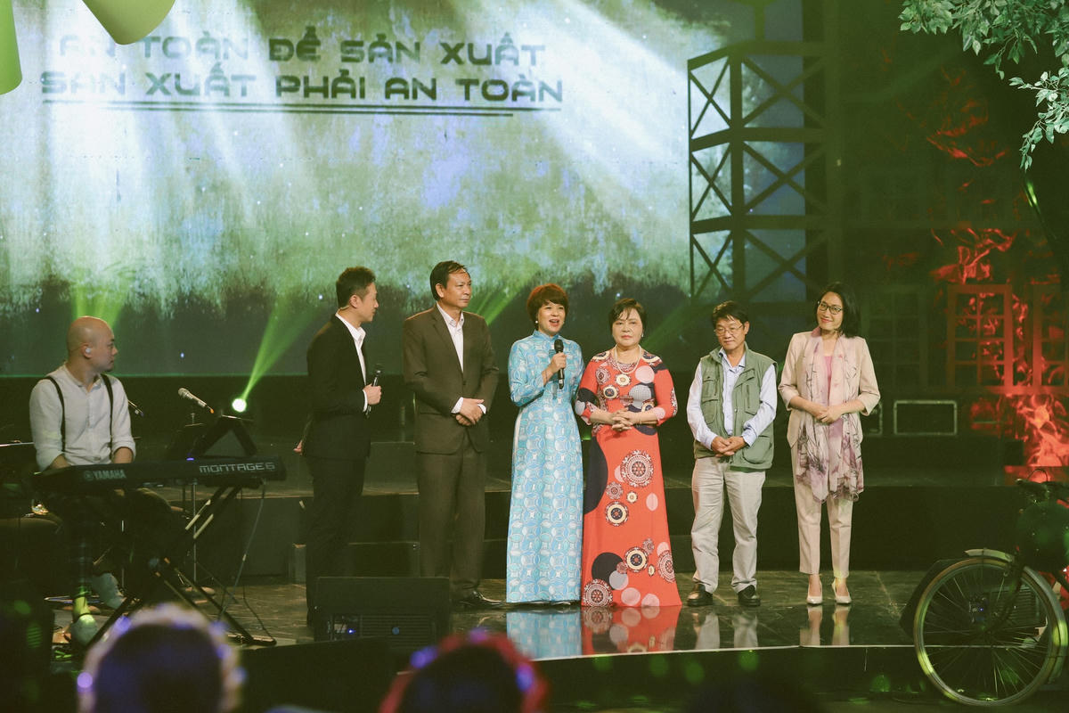 MC và các khách mời.