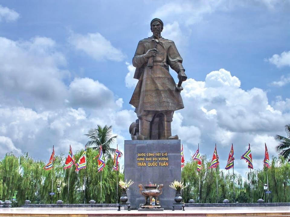 Tượng đài Trần Hưng Đạo tại TP Nam Định.