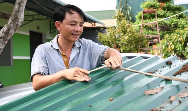 Trên 2.100 m2 tôn đã được trao tặng cho những gia đình có hoàn cảnh khó khăn bị thiệt hại nhà cửa trong bão số 9  