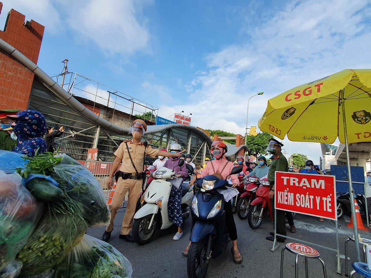 Một cán bộ công an giao thông cho biết, do hôm nay là ngày đầu tiên sau kỳ nghỉ lễ nên người đi làm nhiều. Đại đa số đều có giấy tờ theo đúng quy định, một số trường hợp ra đường với lý do chính đáng như đi khám chữa bệnh, tiêm chủng vaccine...