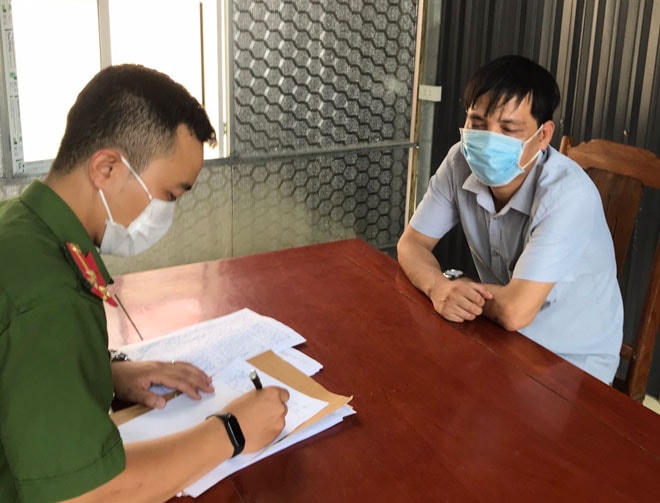 Cán bộ Công an Thanh Hoá đấu tranh với đối tượng Tuyên.