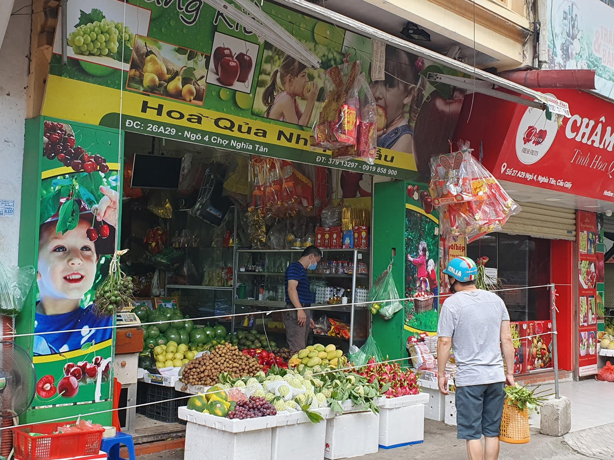 Cũng theo chị Trâm, mọi năm cứ đến rằm là chợ Nghĩa Tân lại đông đúc và rôm rả, người dân đi mua vàng mã rất nhiều. Tuy nhiên năm nay hầu như không thấy ai sắm vàng mã để về đốt, bên trong chợ cũng rất ít người bán loại hàng hóa này.