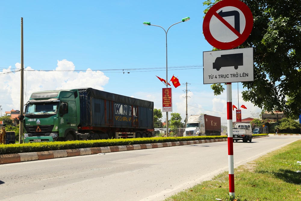 Mặc dù có biển cấm, tuy nhiên các phương tiện trên 4 trục vẫn lưu thông trên đường dân sinh thuộc địa phận thị xã.