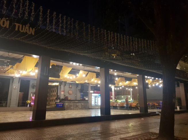 Một quán nhậu tại TP Hồ Chí Minh đóng cửa sớm sau khi UBND TP HCM chỉ đạo tạm ngừng các hoạt động giải trí, kinh doanh ăn uống đông người trên địa bàn thành phố vào tháng 3/2020. Nguồn: Đỗ Quang.