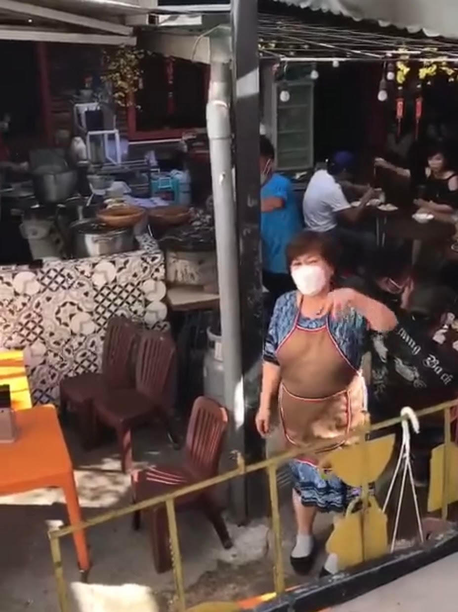 Chủ quán bánh ướt lòng gà trên đường Tăng Bạt Hổ (TP Đà Lạt, tỉnh Lâm Đồng) bị tố cáo có những hành động phản cảm với du khách.