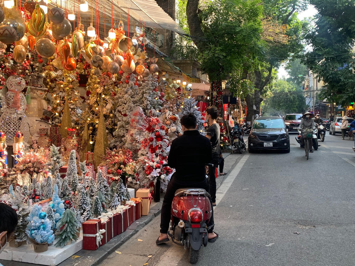 Do tình hình dịch bệnh còn nhiều phức tạp, cuộc sống mới phục hồi lại trạng thái bình thường, nên sức mua của người dân thời điểm này vẫn chưa thật sự khả quan. Các chủ kinh doanh trên phố hy vọng trong những ngày sắp tới sẽ bán đắt hàng hơn.