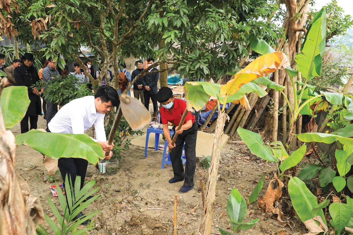 Lễ khởi công Bia lưu niệm Ban Biên tập Báo Cứu Quốc - tiền thân của Báo Đại Đoàn Kết tại thôn Cây Mơ, xã Hợp Thành, huyện Sơn Dương, tỉnh Tuyên Quang.  