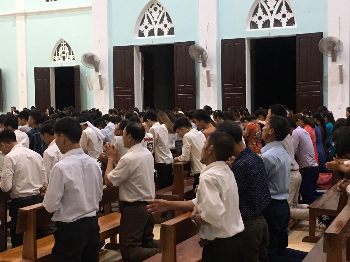 Khoảng 300 giáo dân xứ Dũ Thành hành lễ vào ngày Chúa nhật 6/6.