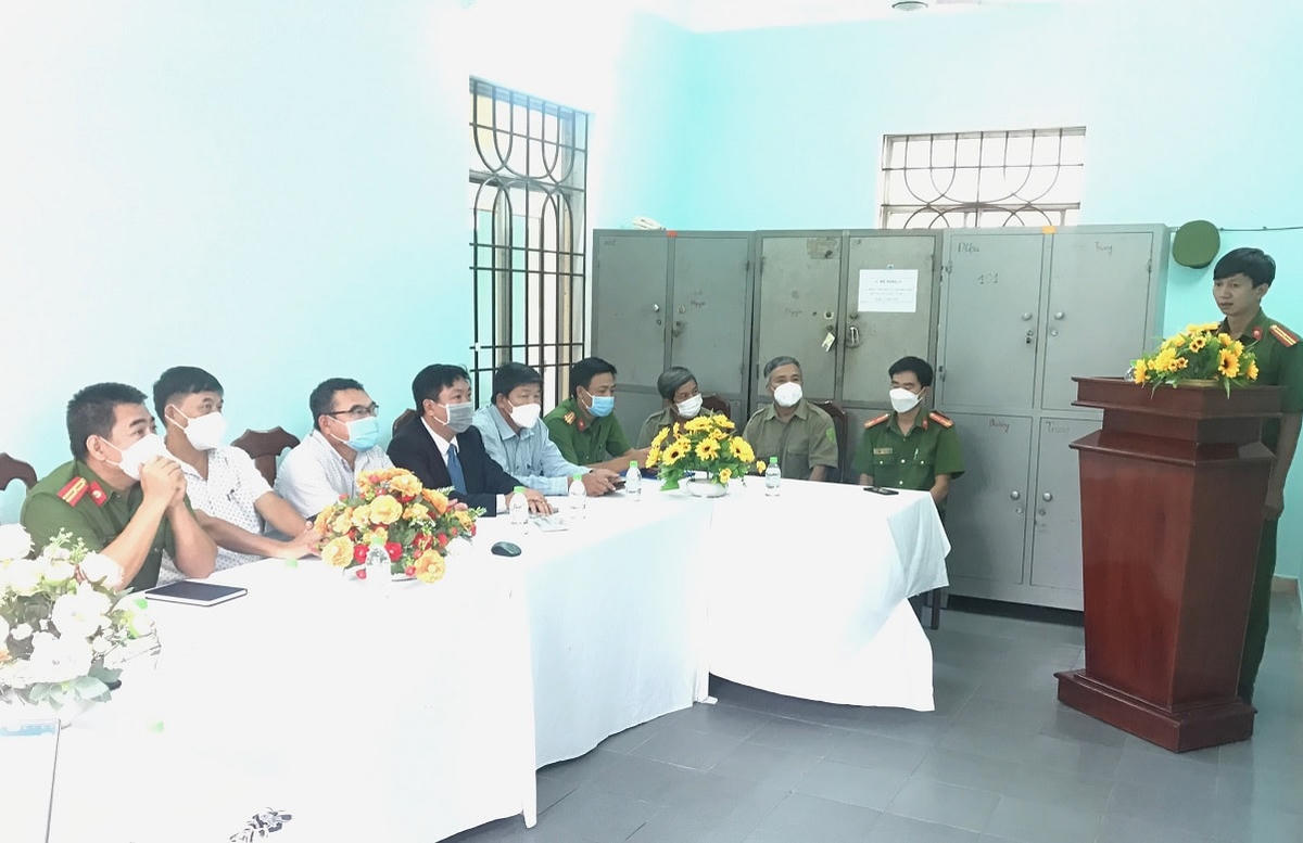 Các đại biểu tham dự buổi lễ ra mắt mô hình camera an ninh.