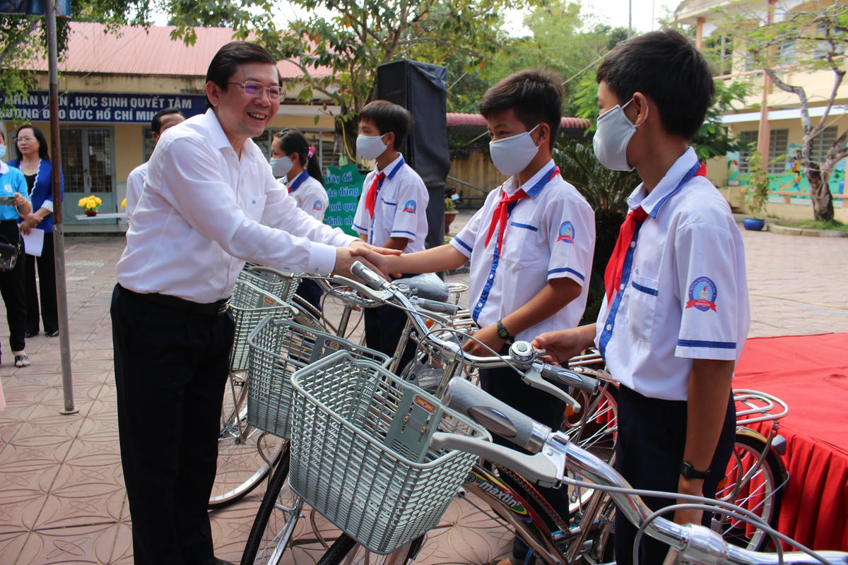 Ông Nguyễn Hữu Dũng Phó Chủ tịch UB TƯ MTTQ VN trao xe đạp cho học sinh có hoàn cảnh khó khăn
