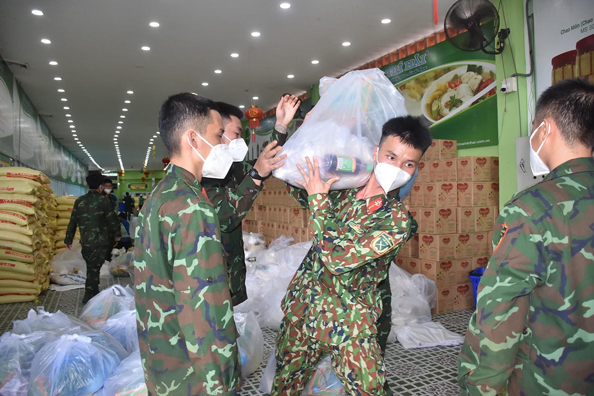 Cán bộ, chiến sĩ Trung đoàn Minh Đạm tiến hành vận chuyển hàng từ kho về trao tận tay người dân thị trấn Long Hải. Ảnh: CTV.