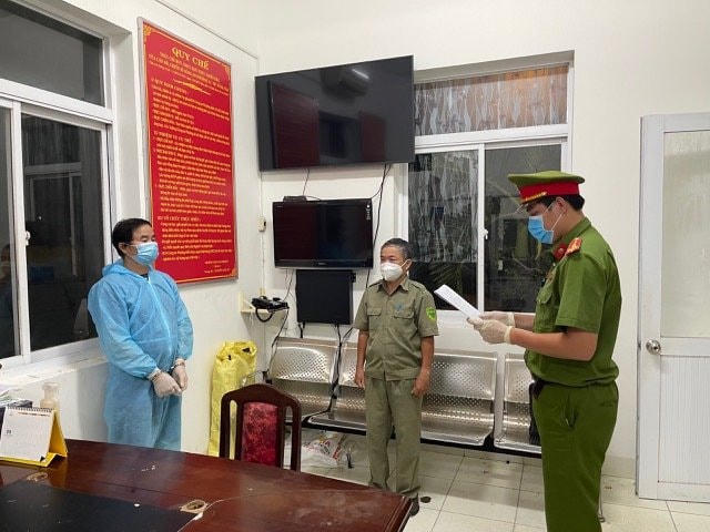 Công an TP Vũng Tàu đọc quyết định tạm giam đối tượng Vũ Tiến Giang. Ảnh: CTV.
