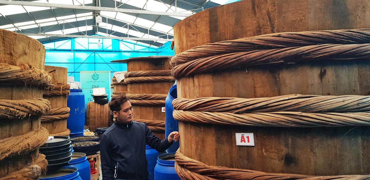 Theo anh Các: “Để làm nên những giọt nước mắm có vị đậm đà, thơm ngon mang đặc trưng riêng, khâu chọn cá để ủ mắm được cho là quan trọng nhất. Cá để muối chủ yếu là cá nục, cá cơm, cá chích…, cá càng tươi thì vị nước mắm càng đậm. Bên cạnh đó, để nguyên liệu không bị lẫn các loại cá khác, hoặc sứa dẫn đến nước mắm không chuẩn vị… gia đình chỉ thu mua 3 lần/năm vào các tháng 2, 6,10. Muối sử dụng cũng phải là loại muối biển sạch, được cất giữ một thời gian ở nơi khô ráo cho hết vị chát. Với cách làm truyền thống, quá trình phân rã cá tự nhiên kéo dài từ 20 - 24 tháng, tùy thuộc vào từng loại cá, thời gian ngâm ủ càng lâu thì nước mắm càng thơm ngon…” .