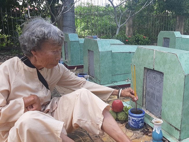 Nữ thương binh Đặng Thị Bảy dọn dẹp, thắp nhang tại Nghĩa trang liệt sĩ Long Hưng A.
