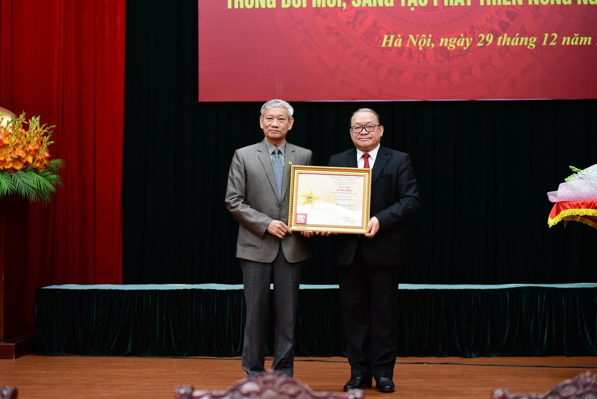 Trung ương Hội Nông dân Việt Nam truy tặng Kỷ niệm chương "Vì giai cấp nông dân Việt Nam" cho đồng chí Kim Ngọc, nguyên Bí thư Tỉnh ủy Vĩnh Phúc