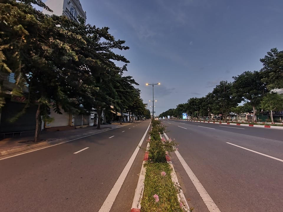 Tuyến đường Phạm Văn Đồng nối Tân Sơn Nhất - Bình Lợi - Vành đai ngoài có chiều dài hơn 12 km. Điểm đầu nối từ ngã năm Nguyễn Thái Sơn, quận Gò Vấp và điểm cuối tuyến là nút giao thông Linh Xuân, quận Thủ Đức. Tuyến đường được mệnh danh “đường nội đô đẹp nhất TP HCM”, là trục đường huyết mạch của khu Đông, vắng tanh trong ngày đầu tiên thực hiện yêu cầu người dân “tuyệt đối không ra đường sau 18 giờ”.