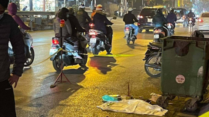 Hiện trường vụ một thai nhi còn nguyên dây rốn bị xe cán trên đường Lê Duẩn, quận Hai Bà Trưng (TP Hà Nội).
