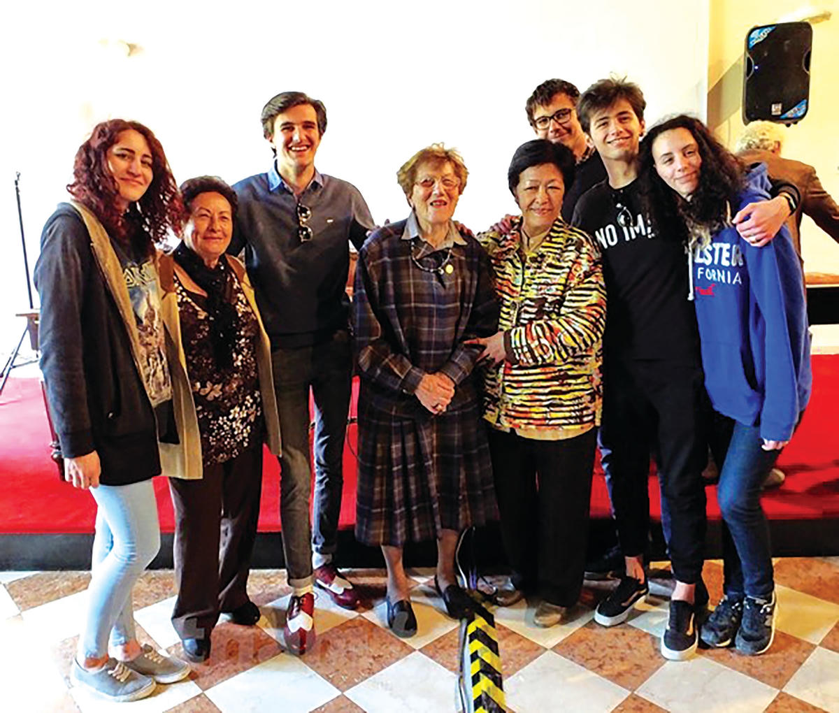 Bà Tôn Nữ Thị Ninh chụp ảnh kỷ niệm trong Giao lưu “Vai trò của phụ nữ trong chiến tranh và hòa bình” tại Italy.