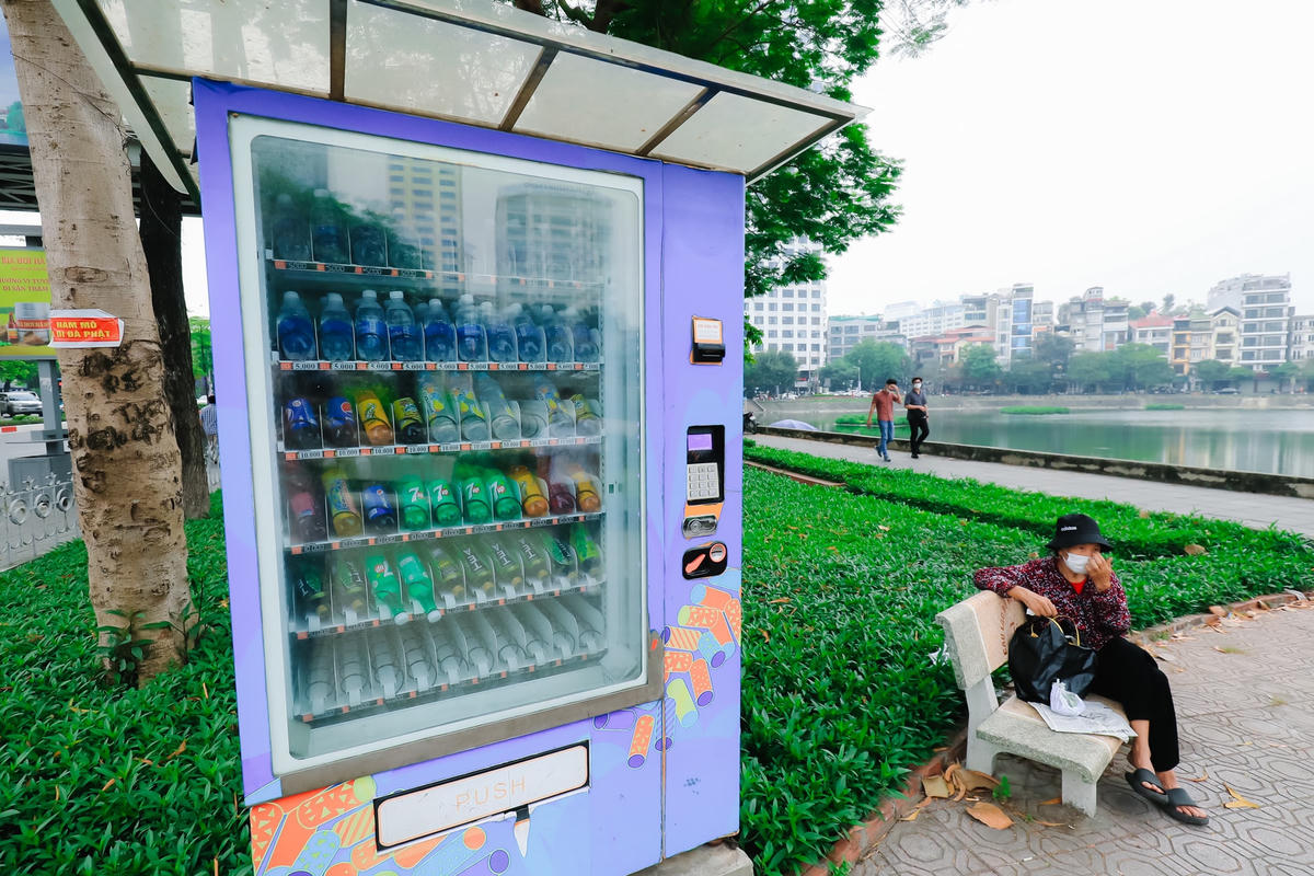 Hệ thống máy bán nước tự động cũng đã được lắp đặt ngay ven hồ.