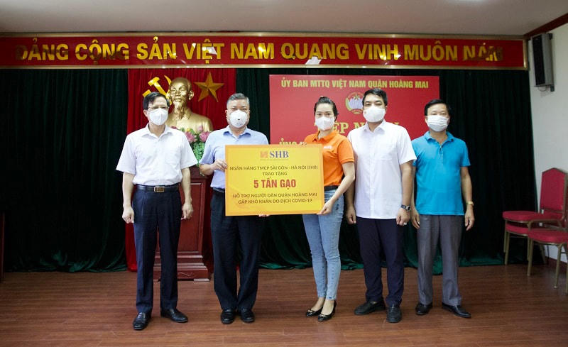 Phó Chủ tịch kiêm Tổng thư ký Hanoisme Mạc Quốc Anh và Chủ tịch Công đoàn Ngân hàng SHB Phạm Thị Quỳnh Hoa trao tặng quà cho quận Hoàng Mai.