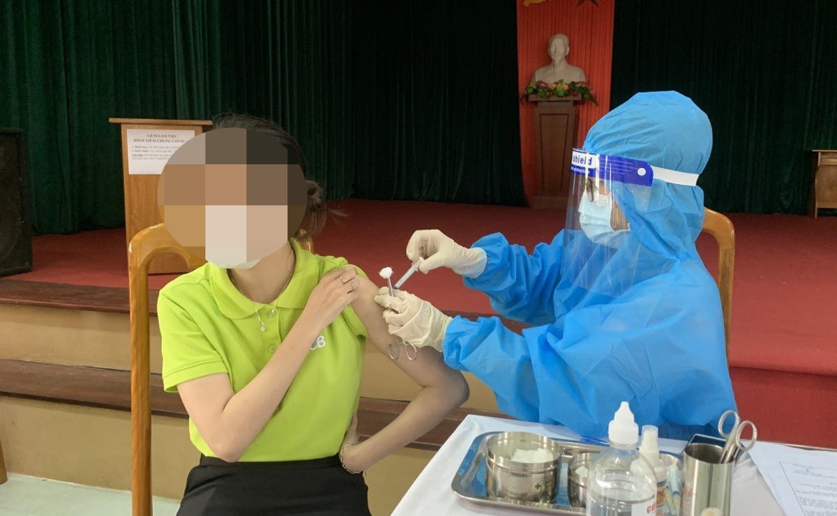 Cán bộ y tế Quảng Bình tiêm vaccine phòng, chống dịch Covid-19 cho giáo viên.
