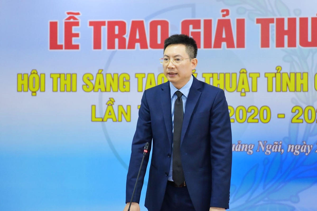 Ban tổ chức trao giải Nhì cho đại diện nhóm tác giả đạt giải.