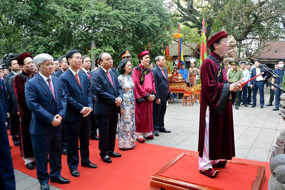 Sáng 21/4, Chủ tịch nước Nguyễn Xuân Phúc và các lãnh đạo Đảng, Nhà nước, MTTQ Việt Nam dâng hương tưởng niệm các Vua Hùng nhân dịp Giỗ Tổ Hùng Vương năm Tân Sửu 2021 tại điện Kính Thiên (Đền Thượng) trên đỉnh núi Nghĩa Lĩnh thuộc Khu Di tích lịch sử quốc gia đặc biệt Đền Hùng, tỉnh Phú Thọ.