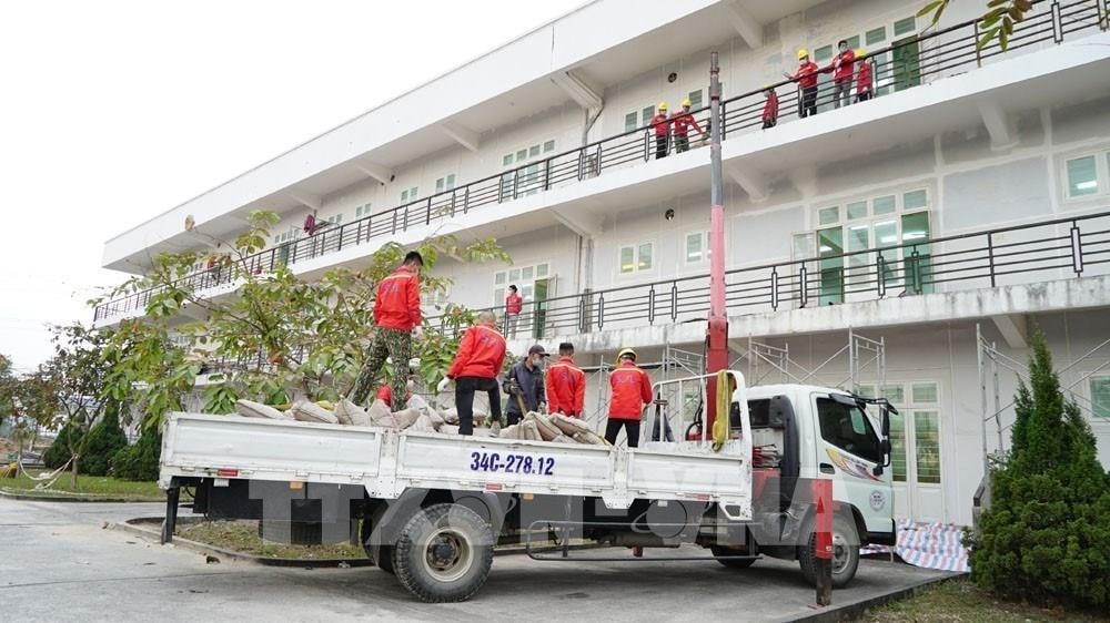Vận chuyển vật liệu xây dựng Bệnh viện dã chiến. Ảnh: TTXVN.